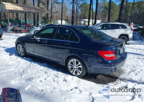 2013 Mercedes-Benz C 300 Luxury 4Matic z USA, uszkodzony, nr VIN WDDGF8AB4DR258735